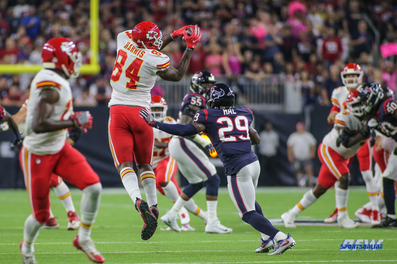 HOUSTON, TX - OCTOBER 08: Kansas City Chiefs tight end Demetrius Harris (84) makes a catch during the game between the Houston Texans and Kansas City Chiefs on October 8, 2017, at NRG Stadium in Houston, TX. (Photo by George Walker/DFWsportsonline)