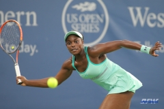 CINCINNATI, OH - AUGUST 15: Sloane Stephens (USA) stretches for a forehand during the Western & Southern Open at the Lindner Family Tennis Center in Mason, Ohio on August 15, 2017. (Photo by George Walker/Icon Sportswire)