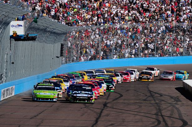 Carl Edwards leads the NASCAR Sprint Cup Series field to the green flag to start the Kobalt Tools 500 at Phoenix International Raceway. Credit: Robert Laberge/Getty Images