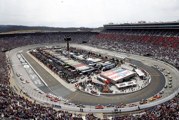 Carl Edwards and Paul Menard lead the field at the beginning of the Jeff Byrd 500 at Bristol Motor Speedway. Credit: Jeff Zelvansky/Getty Images
