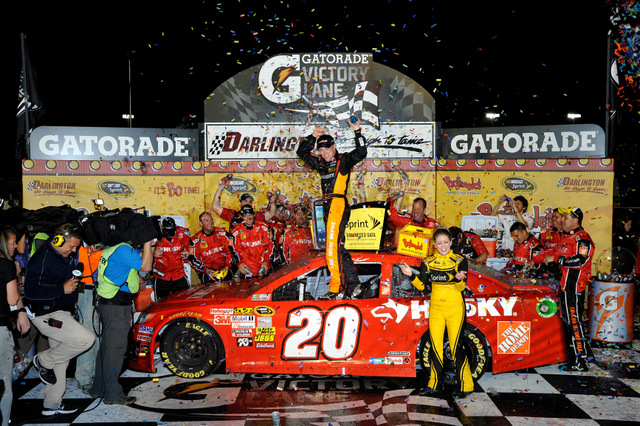 Matt-Kenseth-victory-lane-NASCAR-Southern-500-Darlington-2013
