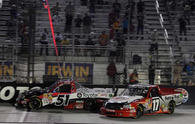 Kyle-Busch-Timothy-Peters-finish-NASCAR-Camping-World-Truck-Series-Bristol-2013