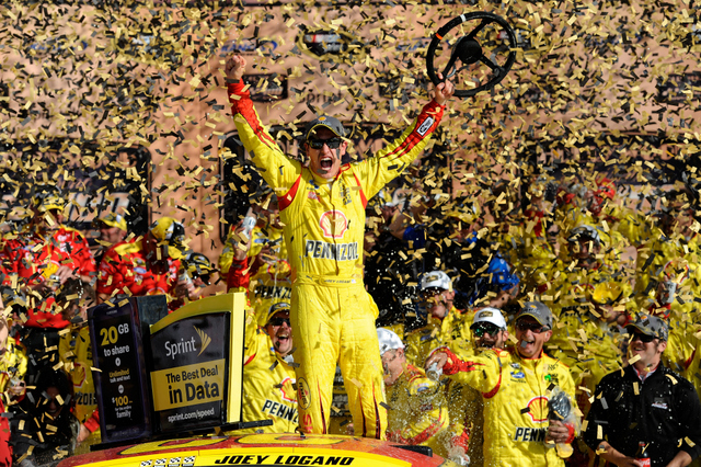 Kansas2_NSCS_Logano__VL_100514